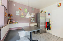 Deze vrijstaande woning met drie slaapkamers, garage en grote tuin is uitstekend gelegen in een rustige, familiale woonwijk in een doodlopende straat, wat zorgt voor een kindvriendelijke en veilige leefomgeving. De woning bevindt zich op de grens met de g