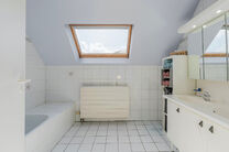 Deze vrijstaande woning met drie slaapkamers, garage en grote tuin is uitstekend gelegen in een rustige, familiale woonwijk in een doodlopende straat, wat zorgt voor een kindvriendelijke en veilige leefomgeving. De woning bevindt zich op de grens met de g