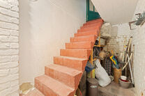 Deze woning met drie ruime slaapkamers en tuin is uitstekend gelegen woning nabij het centrum van Vilvoorde met tal van voorzieningen in de nabijheid.

INDELING:
Op het gelijkvloers betreden we de woning via een inkomhal met trap naar de eerste verdieping