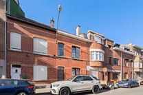 Deze woning met drie ruime slaapkamers en tuin is uitstekend gelegen woning nabij het centrum van Vilvoorde met tal van voorzieningen in de nabijheid.

INDELING:
Op het gelijkvloers betreden we de woning via een inkomhal met trap naar de eerste verdieping