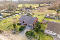 Deze charmante woning met 3 slaapkamers is gelegen in een landelijke omgeving te Vilvoorde (Houtem), op een ruim perceel van 1.250 m&sup2;. Op het gelijkvloers vindt u een inkomhal met apart gastentoilet, die leidt naar de ruime en lichtrijke woonkamer met op