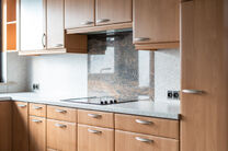 Deze charmante woning met 3 slaapkamers is gelegen in een landelijke omgeving te Vilvoorde (Houtem), op een ruim perceel van 1.250 m&sup2;. Op het gelijkvloers vindt u een inkomhal met apart gastentoilet, die leidt naar de ruime en lichtrijke woonkamer met op