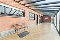 Deze charmante woning met 3 slaapkamers is gelegen in een landelijke omgeving te Vilvoorde (Houtem), op een ruim perceel van 1.250 m&sup2;. Op het gelijkvloers vindt u een inkomhal met apart gastentoilet, die leidt naar de ruime en lichtrijke woonkamer met op