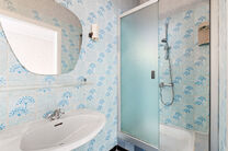 Deze charmante woning met 3 slaapkamers is gelegen in een landelijke omgeving te Vilvoorde (Houtem), op een ruim perceel van 1.250 m&sup2;. Op het gelijkvloers vindt u een inkomhal met apart gastentoilet, die leidt naar de ruime en lichtrijke woonkamer met op