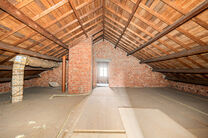 Deze charmante woning met 3 slaapkamers is gelegen in een landelijke omgeving te Vilvoorde (Houtem), op een ruim perceel van 1.250 m&sup2;. Op het gelijkvloers vindt u een inkomhal met apart gastentoilet, die leidt naar de ruime en lichtrijke woonkamer met op