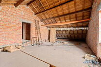 Deze charmante woning met 3 slaapkamers is gelegen in een landelijke omgeving te Vilvoorde (Houtem), op een ruim perceel van 1.250 m&sup2;. Op het gelijkvloers vindt u een inkomhal met apart gastentoilet, die leidt naar de ruime en lichtrijke woonkamer met op