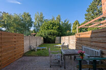 Deze woning met drie ruime slaapkamers en tuin is uitstekend gelegen woning nabij het centrum van Vilvoorde met tal van voorzieningen in de nabijheid.

INDELING:
Op het gelijkvloers betreden we de woning via een inkomhal met trap naar de eerste verdieping