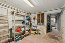 Deze woning met drie ruime slaapkamers en tuin is uitstekend gelegen woning nabij het centrum van Vilvoorde met tal van voorzieningen in de nabijheid.

INDELING:
Op het gelijkvloers betreden we de woning via een inkomhal met trap naar de eerste verdieping