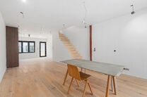 Deze woning met 2 ruime slaapkamers en terras werd volledig gerenoveerd met hoogwaardige materialen.
Ze is gelegen in een residenti&euml;le woonwijk in Peutie, Vilvoorde.

De indeling is als volgt: Op het gelijkvloerse verdieping bevindt zich de woonkamer met