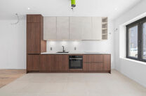 Deze woning met 2 ruime slaapkamers en terras werd volledig gerenoveerd met hoogwaardige materialen.
Ze is gelegen in een residenti&euml;le woonwijk in Peutie, Vilvoorde.

De indeling is als volgt: Op het gelijkvloerse verdieping bevindt zich de woonkamer met