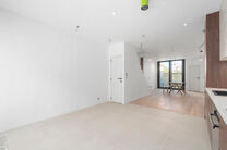 Deze woning met 2 ruime slaapkamers en terras werd volledig gerenoveerd met hoogwaardige materialen.
Ze is gelegen in een residenti&euml;le woonwijk in Peutie, Vilvoorde.

De indeling is als volgt: Op het gelijkvloerse verdieping bevindt zich de woonkamer met