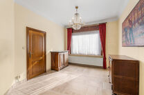 Deze instapklare gezinswoning met 3 slaapkamers is uitstekend gelegen in het landelijke Koningslo en combineert een rustige, residenti&euml;le omgeving met een vlotte bereikbaarheid richting zowel Vlaanderen als het Brussels Gewest.

De woning is gebouwd op e