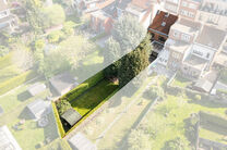 Deze instapklare gezinswoning met 3 slaapkamers is uitstekend gelegen in het landelijke Koningslo en combineert een rustige, residenti&euml;le omgeving met een vlotte bereikbaarheid richting zowel Vlaanderen als het Brussels Gewest.

De woning is gebouwd op e