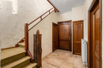 Deze instapklare gezinswoning met 3 slaapkamers is uitstekend gelegen in het landelijke Koningslo en combineert een rustige, residenti&euml;le omgeving met een vlotte bereikbaarheid richting zowel Vlaanderen als het Brussels Gewest.

De woning is gebouwd op e