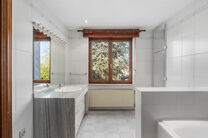 Deze instapklare gezinswoning met 3 slaapkamers is uitstekend gelegen in het landelijke Koningslo en combineert een rustige, residenti&euml;le omgeving met een vlotte bereikbaarheid richting zowel Vlaanderen als het Brussels Gewest.

De woning is gebouwd op e