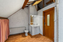 Deze instapklare gezinswoning met 3 slaapkamers is uitstekend gelegen in het landelijke Koningslo en combineert een rustige, residenti&euml;le omgeving met een vlotte bereikbaarheid richting zowel Vlaanderen als het Brussels Gewest.

De woning is gebouwd op e