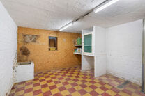 Deze instapklare gezinswoning met 3 slaapkamers is uitstekend gelegen in het landelijke Koningslo en combineert een rustige, residenti&euml;le omgeving met een vlotte bereikbaarheid richting zowel Vlaanderen als het Brussels Gewest.

De woning is gebouwd op e