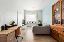 Deze instapklare woning met maar liefst 5 slaapkamers is uitstekend gelegen in een rustige &eacute;&eacute;nrichtingsstraat, op korte afstand van tal van voorzieningen.
Gelegen op een perceel van 4a 76ca, geniet de woning van een aangename tuin met meerdere terrassen