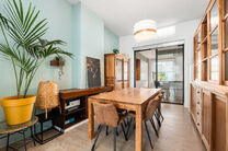 Deze instapklare woning met maar liefst 5 slaapkamers is uitstekend gelegen in een rustige &eacute;&eacute;nrichtingsstraat, op korte afstand van tal van voorzieningen.
Gelegen op een perceel van 4a 76ca, geniet de woning van een aangename tuin met meerdere terrassen