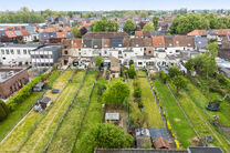 Deze instapklare woning met maar liefst 5 slaapkamers is uitstekend gelegen in een rustige &eacute;&eacute;nrichtingsstraat, op korte afstand van tal van voorzieningen.
Gelegen op een perceel van 4a 76ca, geniet de woning van een aangename tuin met meerdere terrassen
