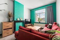Deze instapklare woning met maar liefst 5 slaapkamers is uitstekend gelegen in een rustige &eacute;&eacute;nrichtingsstraat, op korte afstand van tal van voorzieningen.
Gelegen op een perceel van 4a 76ca, geniet de woning van een aangename tuin met meerdere terrassen