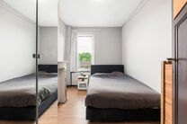 Deze instapklare woning met maar liefst 5 slaapkamers is uitstekend gelegen in een rustige &eacute;&eacute;nrichtingsstraat, op korte afstand van tal van voorzieningen.
Gelegen op een perceel van 4a 76ca, geniet de woning van een aangename tuin met meerdere terrassen