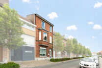 Deze instapklare woning met maar liefst 5 slaapkamers is uitstekend gelegen in een rustige &eacute;&eacute;nrichtingsstraat, op korte afstand van tal van voorzieningen.
Gelegen op een perceel van 4a 76ca, geniet de woning van een aangename tuin met meerdere terrassen