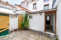 Deze ruime gezinswoning is gelegen nabij het centrum van Vilvoorde en beschikt over maar liefst 5 slaapkamers, een kelder en een terras. Dankzij de royale volumes en verschillende verdiepingen biedt de woning heel wat mogelijkheden voor wie op zoek is naa
