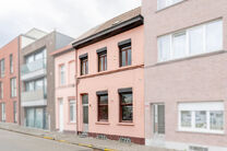 Deze ruime gezinswoning is gelegen nabij het centrum van Vilvoorde en beschikt over maar liefst 5 slaapkamers, een kelder en een terras. Dankzij de royale volumes en verschillende verdiepingen biedt de woning heel wat mogelijkheden voor wie op zoek is naa