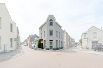 Deze ruime en centraal gelegen woning in het hart van Zaventem biedt 3 volwaardige slaapkamers, met mogelijkheid tot het cre&euml;ren van een 4de slaapkamer, 2 leefruimtes, 2 badkamers en een polyvalente ruimte op het gelijkvloers.
Een absolute troef is het s