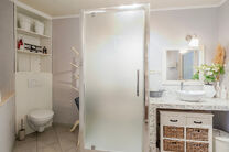 Deze ruime en centraal gelegen woning in het hart van Zaventem biedt 3 volwaardige slaapkamers, met mogelijkheid tot het cre&euml;ren van een 4de slaapkamer, 2 leefruimtes, 2 badkamers en een polyvalente ruimte op het gelijkvloers.
Een absolute troef is het s