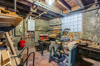 Deze ruime en centraal gelegen woning in het hart van Zaventem biedt 3 volwaardige slaapkamers, met mogelijkheid tot het cre&euml;ren van een 4de slaapkamer, 2 leefruimtes, 2 badkamers en een polyvalente ruimte op het gelijkvloers.
Een absolute troef is het s