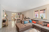 Deze ruime gezinswoning met 3 slaapkamers, 2 badkamers en meerdere leefruimtes is landelijk gelegen in een rustige,
residenti&euml;le woonwijk op de grens met Grimbergen.
De woning combineert een aangename rust met een vlotte bereikbaarheid richting omliggend