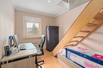 Deze ruime gezinswoning met 3 slaapkamers, 2 badkamers en meerdere leefruimtes is landelijk gelegen in een rustige,
residenti&euml;le woonwijk op de grens met Grimbergen.
De woning combineert een aangename rust met een vlotte bereikbaarheid richting omliggend