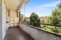 Maison bifamiliale compos&eacute;e d&rsquo;un appartement et d&rsquo;un appartement duplex, avec garage, jardin et terrasses.
L&rsquo;immeuble comprend au total 8 chambres et 3 salles de bains.

COMPOSITION :
Au premier &eacute;tage se trouve un appartement une chambre avec une 