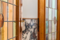 Maison bifamiliale compos&eacute;e d&rsquo;un appartement et d&rsquo;un appartement duplex, avec garage, jardin et terrasses.
L&rsquo;immeuble comprend au total 8 chambres et 3 salles de bains.

COMPOSITION :
Au premier &eacute;tage se trouve un appartement une chambre avec une 