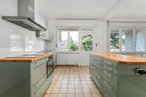 Maison bifamiliale compos&eacute;e d&rsquo;un appartement et d&rsquo;un appartement duplex, avec garage, jardin et terrasses.
L&rsquo;immeuble comprend au total 8 chambres et 3 salles de bains.

COMPOSITION :
Au premier &eacute;tage se trouve un appartement une chambre avec une 