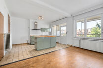 Maison bifamiliale compos&eacute;e d&rsquo;un appartement et d&rsquo;un appartement duplex, avec garage, jardin et terrasses.
L&rsquo;immeuble comprend au total 8 chambres et 3 salles de bains.

COMPOSITION :
Au premier &eacute;tage se trouve un appartement une chambre avec une 