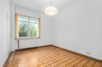 Maison bifamiliale compos&eacute;e d&rsquo;un appartement et d&rsquo;un appartement duplex, avec garage, jardin et terrasses.
L&rsquo;immeuble comprend au total 8 chambres et 3 salles de bains.

COMPOSITION :
Au premier &eacute;tage se trouve un appartement une chambre avec une 