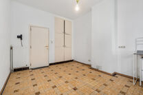 Maison bifamiliale compos&eacute;e d&rsquo;un appartement et d&rsquo;un appartement duplex, avec garage, jardin et terrasses.
L&rsquo;immeuble comprend au total 8 chambres et 3 salles de bains.

COMPOSITION :
Au premier &eacute;tage se trouve un appartement une chambre avec une 