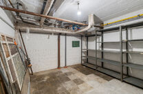 Maison bifamiliale compos&eacute;e d&rsquo;un appartement et d&rsquo;un appartement duplex, avec garage, jardin et terrasses.
L&rsquo;immeuble comprend au total 8 chambres et 3 salles de bains.

COMPOSITION :
Au premier &eacute;tage se trouve un appartement une chambre avec une 