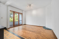 Maison bifamiliale compos&eacute;e d&rsquo;un appartement et d&rsquo;un appartement duplex, avec garage, jardin et terrasses.
L&rsquo;immeuble comprend au total 8 chambres et 3 salles de bains.

COMPOSITION :
Au premier &eacute;tage se trouve un appartement une chambre avec une 