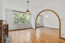 Maison bifamiliale compos&eacute;e d&rsquo;un appartement et d&rsquo;un appartement duplex, avec garage, jardin et terrasses.
L&rsquo;immeuble comprend au total 8 chambres et 3 salles de bains.

COMPOSITION :
Au premier &eacute;tage se trouve un appartement une chambre avec une 