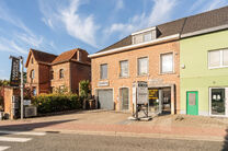 This ground-floor commercial property, located along a busy road with high passing traffic, combines a retail space, warehouse, garage and outdoor areas.

With a total surface area of approximately 148 m&sup2;, a prominent shopfront and a garden, the property
