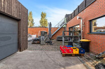 Dit handelsgelijkvloers, gelegen langs een baan met veel passage combineert een winkelruimte met loods, garage en buitenruimte.
Met ca. 148 m&sup2; oppervlakte, een zichtbare etalage een tuin leent het pand zich voor een winkel, showroom, kantoor, praktijk of