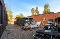 Dit handelsgelijkvloers, gelegen langs een baan met veel passage combineert een winkelruimte met loods, garage en buitenruimte.
Met ca. 148 m&sup2; oppervlakte, een zichtbare etalage een tuin leent het pand zich voor een winkel, showroom, kantoor, praktijk of