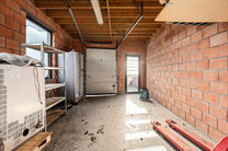 Dit handelsgelijkvloers, gelegen langs een baan met veel passage combineert een winkelruimte met loods, garage en buitenruimte.
Met ca. 148 m&sup2; oppervlakte, een zichtbare etalage een tuin leent het pand zich voor een winkel, showroom, kantoor, praktijk of
