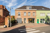 Dit handelsgelijkvloers, gelegen langs een baan met veel passage combineert een winkelruimte met loods, garage en buitenruimte.
Met ca. 148 m&sup2; oppervlakte, een zichtbare etalage een tuin leent het pand zich voor een winkel, showroom, kantoor, praktijk of