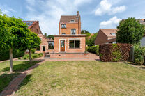 Cette maison bourgeoise pleine de caractère, de style néo-traditionnel flamand avec sa façade à pignon imposant et ses éléments authentiques, est située sur un généreux terrain de 860 m² dans le cadre verdoyant de Beigem (Grimbergen).

Au rez-de