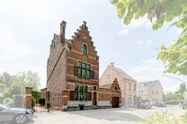 Cette maison bourgeoise pleine de caractère, de style néo-traditionnel flamand avec sa façade à pignon imposant et ses éléments authentiques, est située sur un généreux terrain de 860 m² dans le cadre verdoyant de Beigem (Grimbergen).

Au rez-de